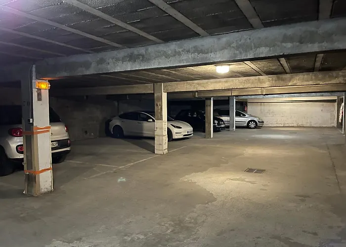 Plein Centre, Calme, Parking Inclus, Piscine Et Gardien