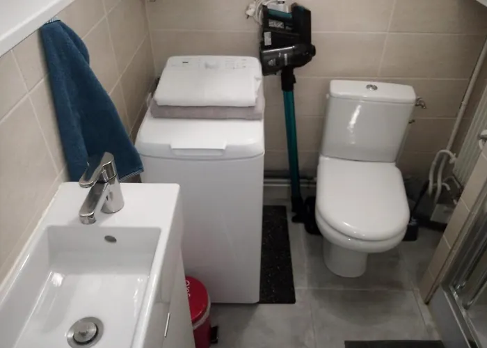 Plein Centre, Calme, Parking Inclus, Piscine Et Gardien